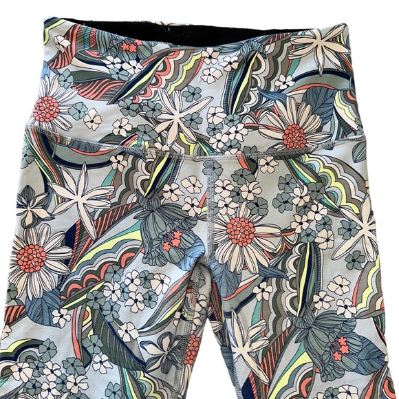 Victoria’s Secret Sport Knockout Capri Legging - Picture 3 of 7